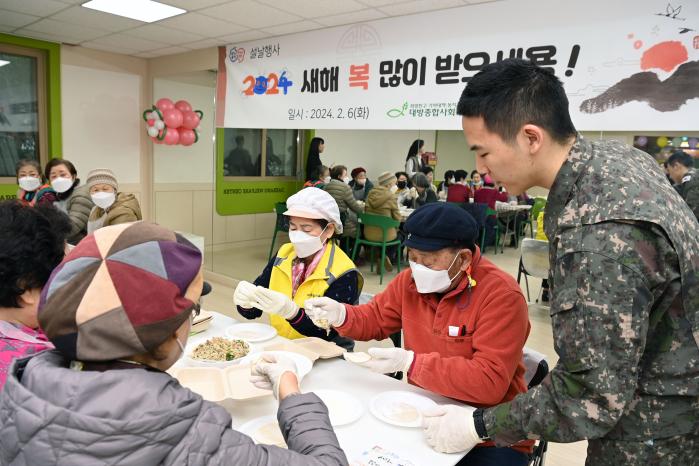 공군항공안전단 장병이 어르신들 만두빚기 체험을 돕고 있다. 부대 제공