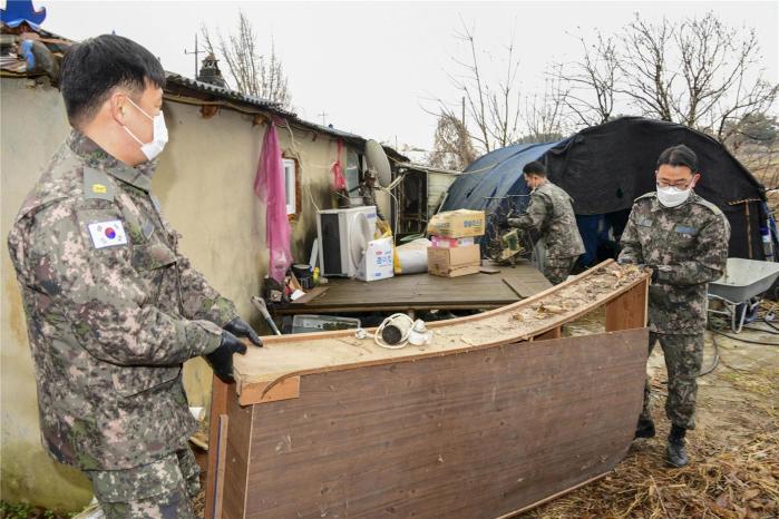 공군20전투비행단 장병들이 지역주민 집수리 및 환경정화를 돕고 있다. 사진 제공=박동혁 병장