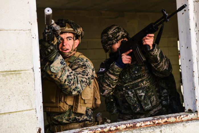 KMEP 연합훈련에 나선 한미 해병대 장병들이 도시지역 전투상황을 가정한 CQB 훈련을 하고 있다. 부대 제공