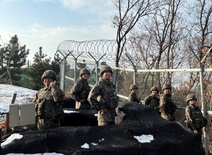 임무 수행 중 신속한 대처로 어르신의 생명을 구한 육군1방공여단 청궁대대 장병들. 부대 제공