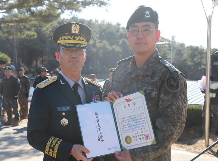 육군9보병사단 황도깨비대대 장진솔 소령이 정광웅(왼쪽) 사단장으로부터 표창장을 받고 있다. 부대 제공