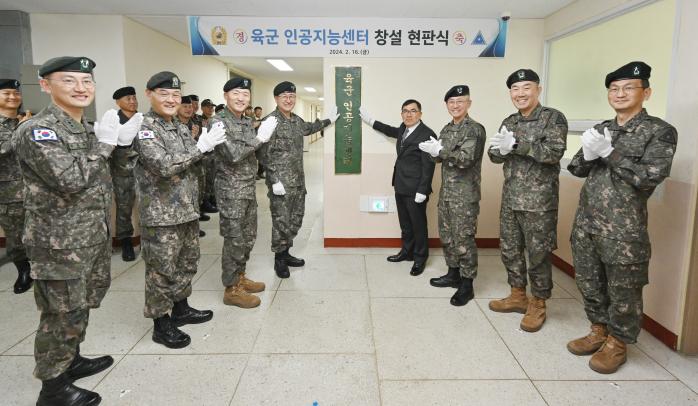 박안수(왼쪽 넷째) 육군참모총장과 양창욱(오른쪽 넷째) 인공지능센터장 등이 육군 인공지능센터 현판 제막식 이후 기념사진을 찍고 있다. 육군 제공