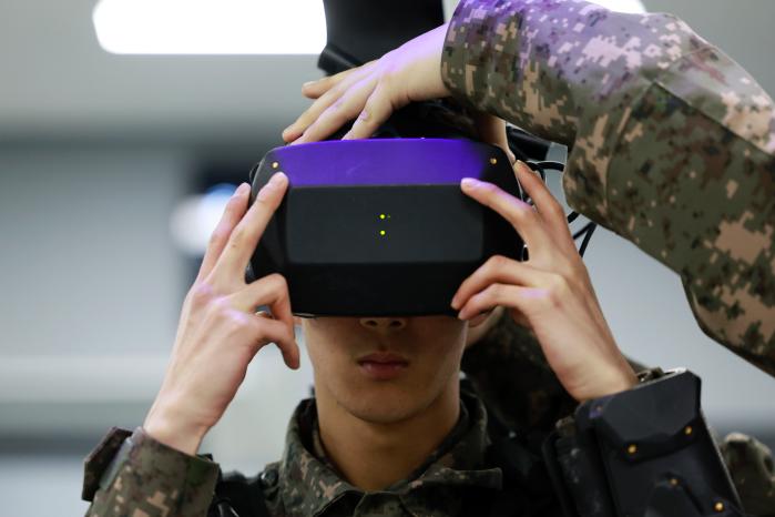 VR 장비를 점검하며 훈련 준비 중인 장병.