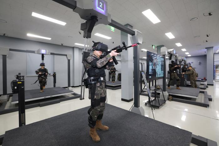 백운대대대 장병들이 각종 VR 장비를 착용한 채 대항군을 제압하고 있다.
