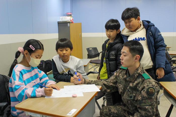 육군3포병여단 흑곰대대 이광로 병장이 고성청소년수련관에서 지역 학생들에게 수학 공부 노하우를 전수하고 있다.