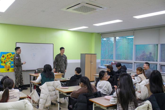 영어 수업을 하고 있는 이윤석·임성민 병장.