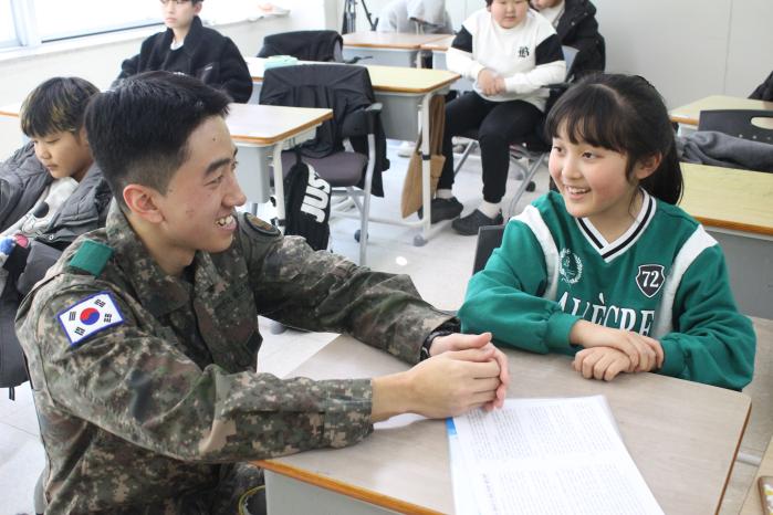 임성민 병장이 영어를 가르치는 모습.