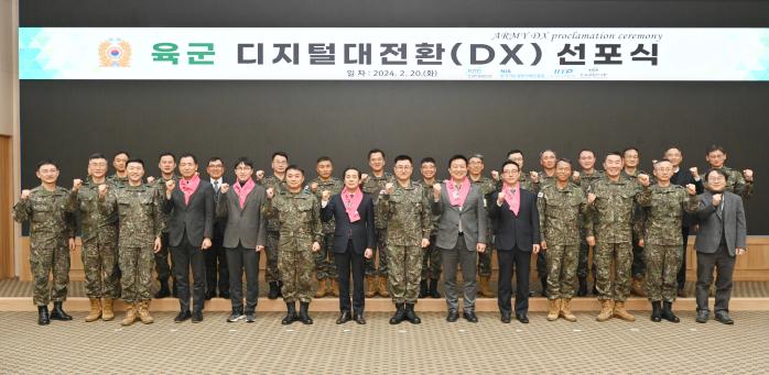 박안수(앞줄 오른쪽 일곱째) 육군참모총장이 ‘육군 디지털 대전환 선포식’을 마치고 주요 참석자들과 함께 기념사진을 찍고 있다. 육군 제공