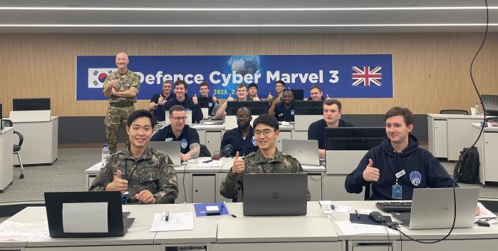 영국에서 개최된 제3회 국제사이버훈련 대회에 참가해 우승을 차지한 한국·영국 육군 연합팀이 엄지를 치켜세우며 기념촬영을 하고 있다. 육군 제공