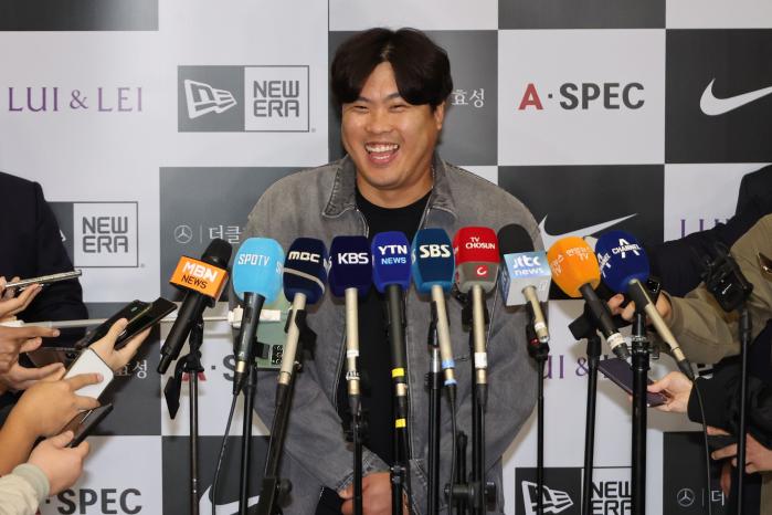 지난해 10월 2023시즌을 마친 류현진이 인천국제공항을 통해 귀국한 뒤 환하게 웃으며 취재진과 인터뷰하고 있다. 연합뉴스