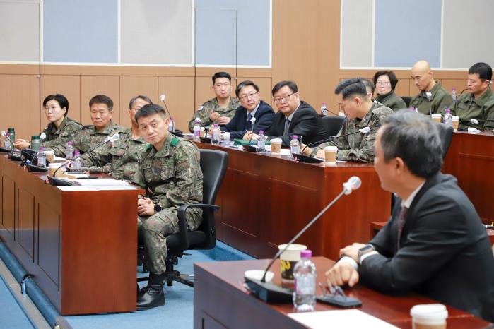 육군군수사령부에서 21일 열린 ‘국방 디지털 대전환 추진전략 토의’에서 엄용진(앞줄 왼쪽 넷째) 사령관이 참석자와 토의하고 있다. 부대 제공