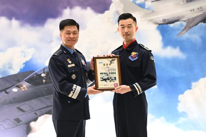 이영수(왼쪽) 공군참모총장이 21일 ‘2023년 최우수 조종사 시상식’에서 최우수 조종사로 선정된 F-15K 전투임무기 조종사 김선경 소령에게 대통령 표창을 전달하고 있다. 공군 제공