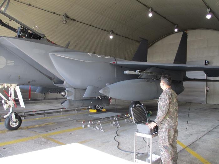 공군11전비 박용화 상사가 자신이 개발한 장비를 이용해 F-15K 항공기 공중급유계통을 점검하고 있다. 국방부 제공