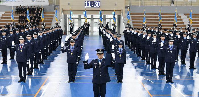 21일 졸업·임관한 53기 항공과학고등학교 신임 부사관들이 임관선서를 하고 있다. 부대 제공