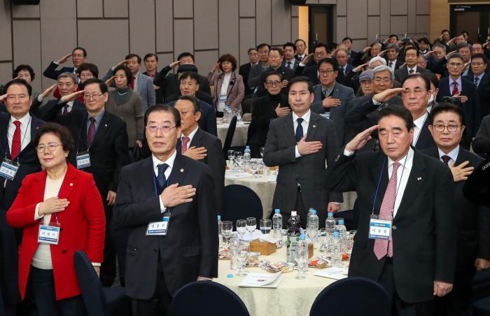 21일 서울 용산구 국방컨벤션에서 개최된 대한민국 예비역장교연합회 정기 총회 및 법인 출범식에서 김선호(맨 앞줄 가운데) 국방부 차관을 비롯한 참석자들이 국기에 대한 경례를 하고 있다. 한재호 기자