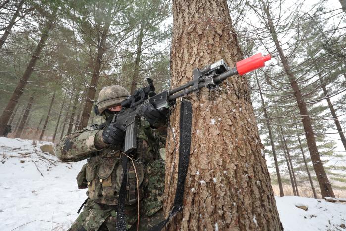 KCTC 훈련에서 저격수 임무를 맡은 육군12보병사단 수도탈환대대 보병분대 소총수가 원거리 조준경을 장착한 K2C1 소총으로 적(대항군)을 조준하고 있다.