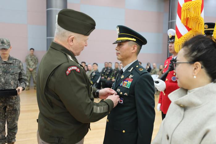 지난 23일 열린 한미연합군사령부 한 측 주임원사 임무 교대식에서 폴 러캐머라(왼쪽) 사령관이 면임하는 이용규 원사에게 미 공로훈장을 수여하고 있다. 부대 제공