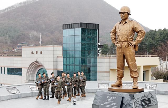 육군50보병사단 일격여단 장병들이 지난 20일 경북 칠곡군 다부동전적기념관을 찾아 백선엽 장군의 동상을 견학하고 있다.