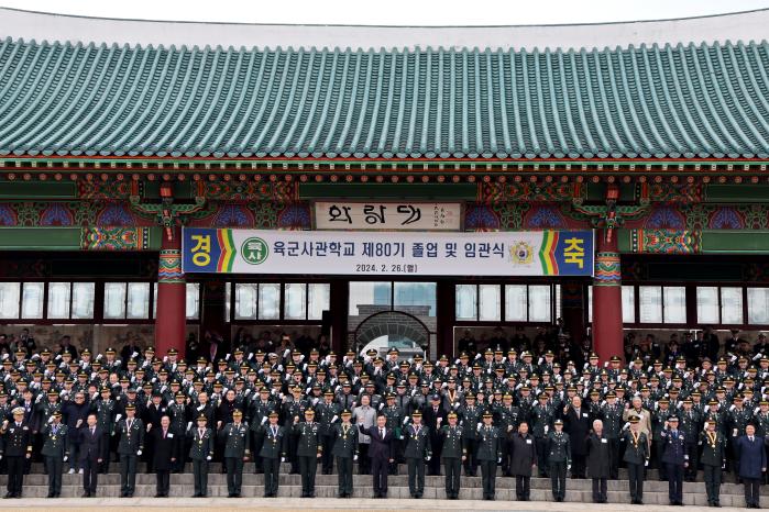 26일 서울 노원구 육군사관학교 화랑연병장에서 열린 ‘육사 제80기 졸업 및 임관식’에서 신원식(앞줄 가운데) 국방부 장관과 신임 육군 장교들이 기념사진을 찍고 있다.