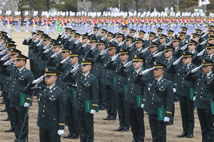 육사 80기 신임 소위들이 거수경례를 하고 있다.