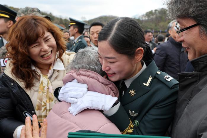 행사가 끝난 뒤 가족들이 신임 장교를 안아 주고 있다.