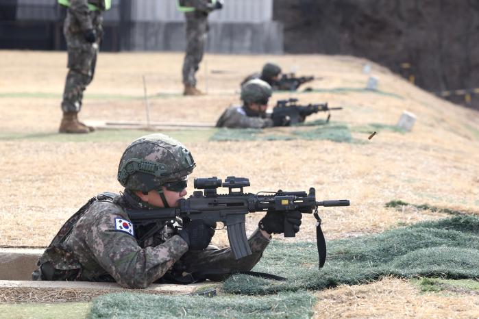 목표물을 향해 사격 중인 특공연대 장병들.