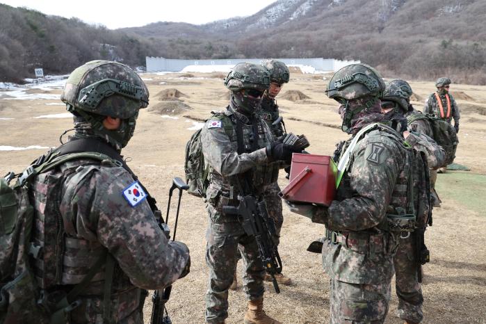 사격을 위해 탄알집을 장착하는 모습.