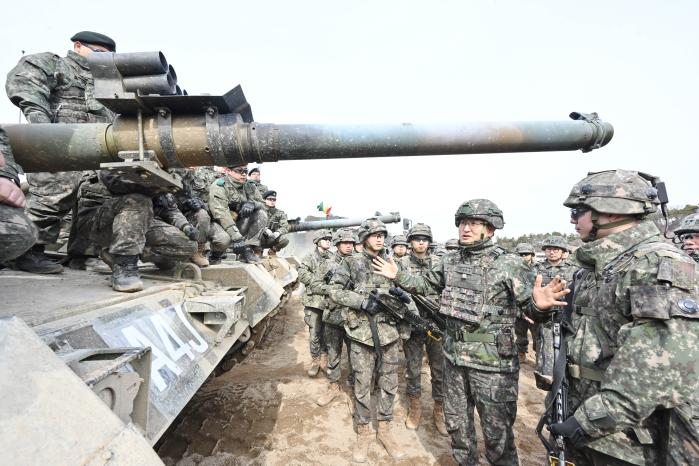 박안수(오른쪽 둘째) 육군참모총장이 27일 인천시 장도훈련장에서 진행된 ‘소부대 조우전 전투기술 발전 현장토의’를 주관하고 있다. 육군 제공