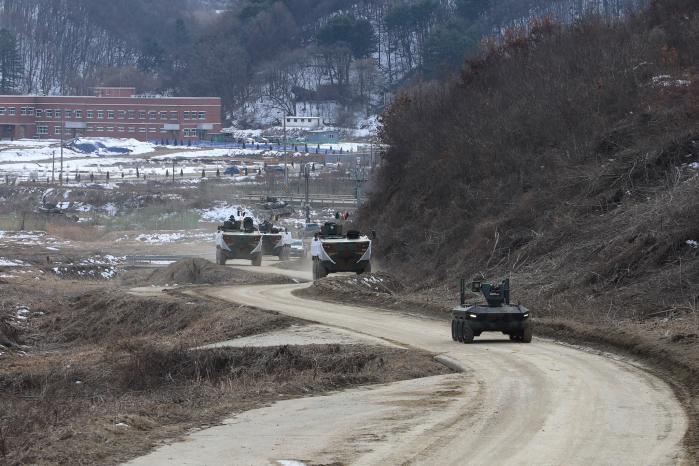 육군25보병사단 아미타이거 시범여단전투단이 27일 차륜형지휘소용차량과 기존 전력을 연계한 제병협동 사격훈련을 했다. 부대 제공