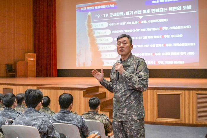 최성혁(중장) 해군작전사령관이 28일 부대 대강당에서 부산 지역 장병·군무원을 대상으로 정신전력교육을 하고 있다. 부대 제공