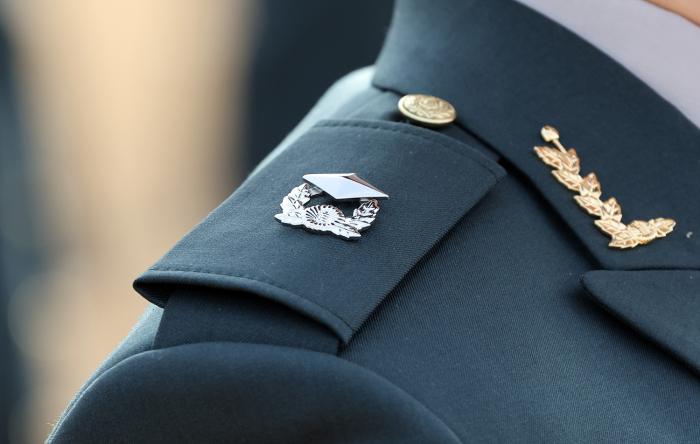 28일 충북 괴산군 육군학생중앙군사학교에서 열린 2024년 대한민국 학군장교 통합 임관식에서 신임 장교들이 거수경례를 하고 있다. 양동욱 기자 2024년 2월 28일 촬영. 충북 괴산군 학군교. 2024 학군장교 통합 임관식. 양동욱 기자