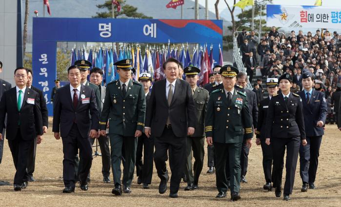 윤석열 대통령과 신원식 국방부 장관이 주요 참석자들과 행사장으로 입장하고 있다.