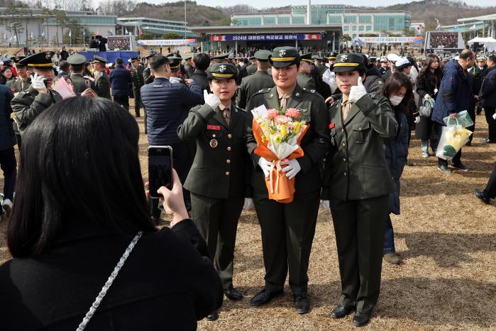해병소위로 임관하는 장교들이 기념사진을 찍고 있다.