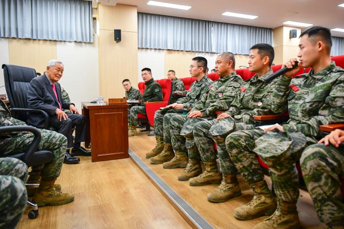 28일 해병대2사단을 찾은 신원배(예 해병소장) 짜빈동전투전우회장이 장병들과 대화하고 있다. 부대 제공