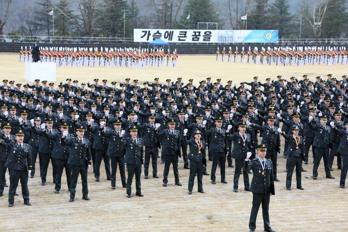 지난달 29일 경북 영천시 육군3사관학교 연병장에서 열린 제59기 졸업 및 임관식에서 신임 장교들이 임관 다짐을 하고 있다. 조종원 기자