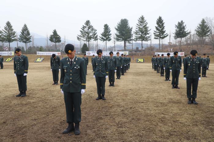 육군특수전사령부 예하 특수전학교가 지난달 29일 곽종근 특수전사령관 주관으로 개최한 ‘55기 1차 특전부사관 임관식’에서 신임 특전부사관들이 묵념하고 있다. 부대 제공