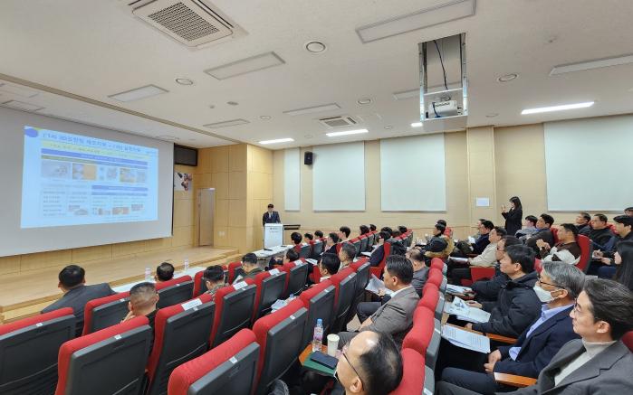 지난달 29일 경기도 시흥시 한국생산기술연구원 3D프린팅제조혁신센터에서 열린 ‘국방 분야 3D프린팅 기술의 확대 적용 대토론회’에서 한국생산기술연구원 3D프린팅제조혁신센터장 손용 수석연구원이 3D프린팅 기술동향과 적용사례를 발표하고 있다. 국방부 제공