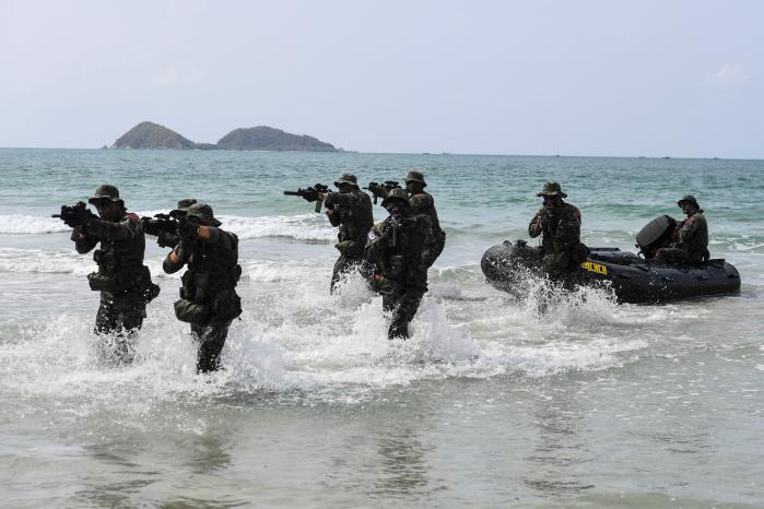 ‘2024 코브라골드 훈련’에 참가한 대한민국 해병대 수색부대 장병들이 지난 1일 태국 핫야오 해안에서 진행된 ‘결정적 행동’ 중 고속고무보트(IBS)를 이용해 침투하고 있다. 해병대 제공