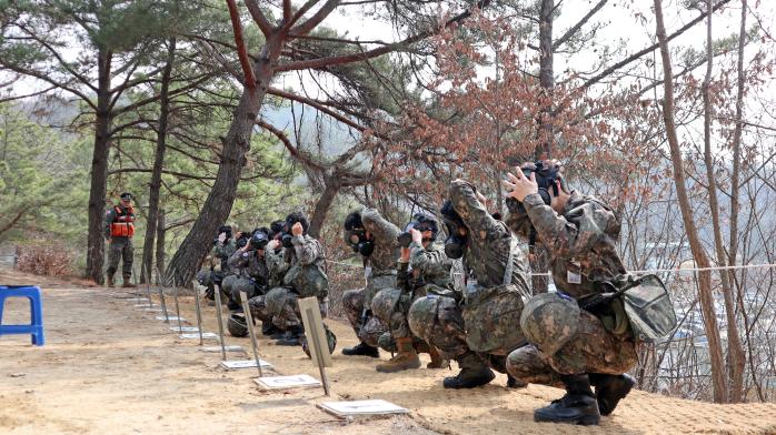 육군50보병사단 구미대대 예비군훈련에 참여한 예비군들이 화생방 보호장비를 착용하며 사용법을 숙달하고 있다. 부대 제공