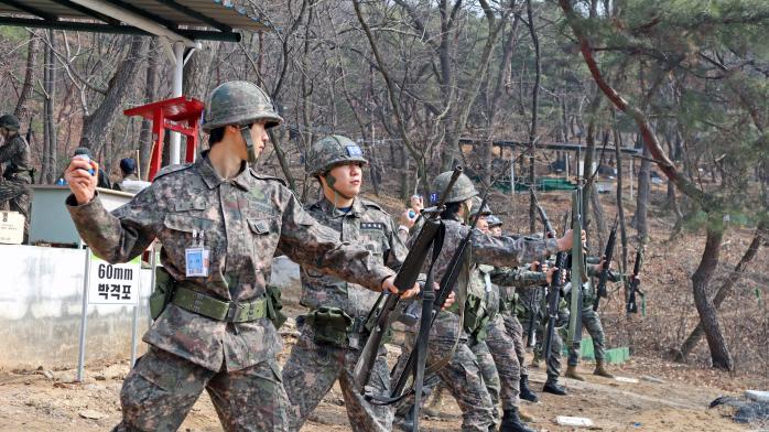 육군50보병사단 구미대대 예비군훈련에 참여한 예비군들이 수류탄 투척 훈련을 하고 있다. 부대 제공