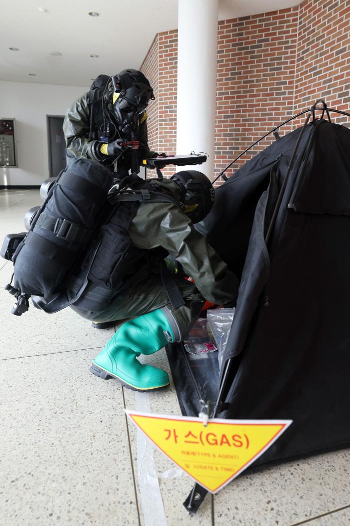 공군20전투비행단에서 진행된 합동 화생방 대테러 훈련 중 국군화생방방호사령부 화생방특임단이 미상 물체를 분석하고 있다.