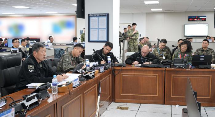 해군작전사령부 연합해양작전본부를 찾은 최성혁(맨 왼쪽) 해군작전사령관이 FS 연합연습을 지휘하고 있다. 해군 제공