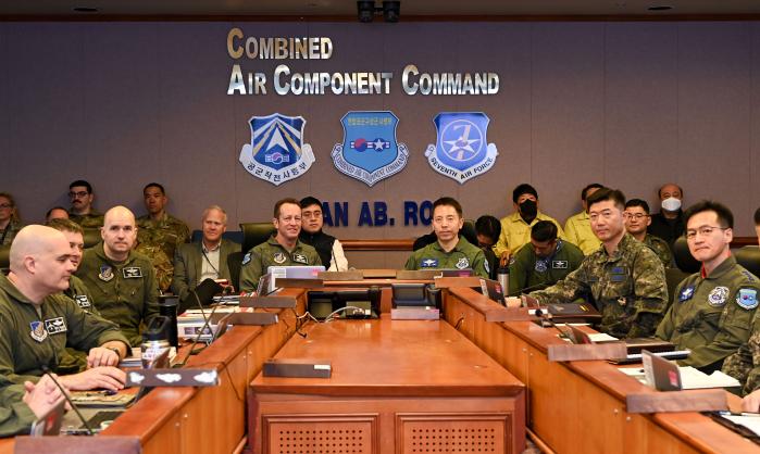 공군오산기지 한국항공우주작전본부에서 한미 지휘관·참모들이 공조회의를 하고 있다. 공군 제공