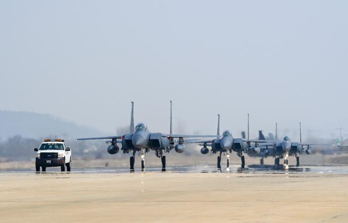 쌍매훈련에 참가한 공군11전투비행단 F-15K 전투기들이 오산기지 활주로를 이동하고 있다. 공군 제공