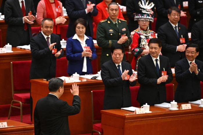 시진핑 중국 국가주석이 5일 베이징 인민대회당에서 열린 전국인민대표대회(전인대) 제14기 2차 회의에서 각계 대표들에게 손을 들어 인사하고 있다. 전인대는 한국의 정기국회 격이다. 연합뉴스