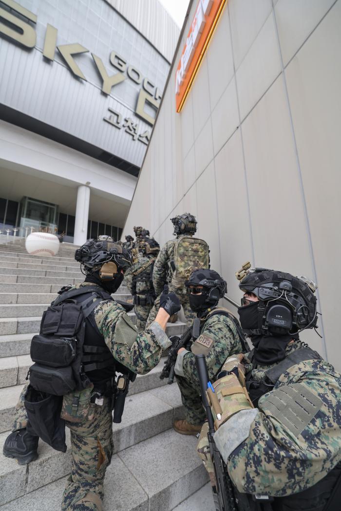 테러범 제압을 위해 건물 내부로 진입하고 있는 특전사 백호부대 장병들.