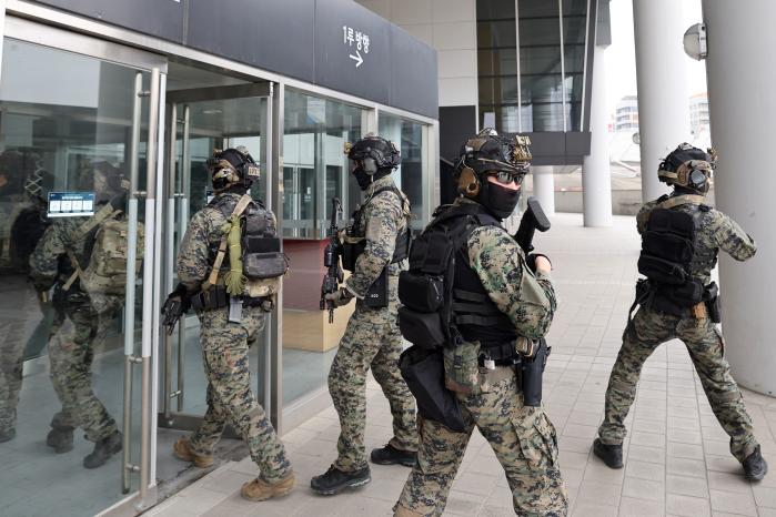 테러범 제압을 위해 건물 내부로 진입하고 있는 특전사 백호부대 장병들.