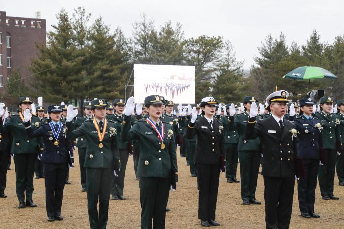 5일 국군간호사관학교 대연병장에서 열린 제64기 졸업 및 임관식에서 신임 소위들이 임관 선서를 하고 있다.