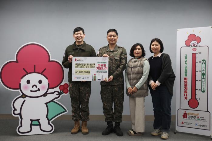 국군재정관리단 송원균(왼쪽 둘째) 중령과 이종문(맨 왼쪽) 대위.