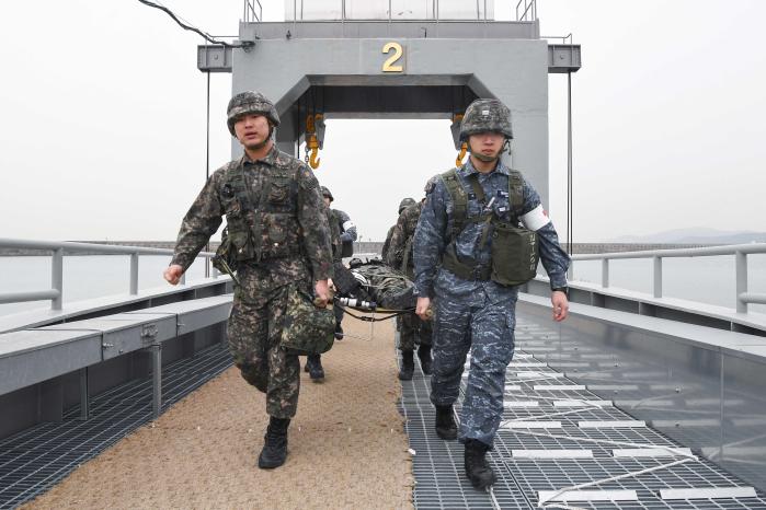 5일 인천군항에서 진행된 대량 전사상자 처치 훈련에서 처치반 장병들이 환자를 이송하고 있다. 부대 제공